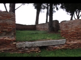 07786 ostia - regio iv - insula i - cardo maximus - caseggiato a botteghe (v,i,1) - 2. raum re der treppe - bli ri suedosten - 01-2024.jpg